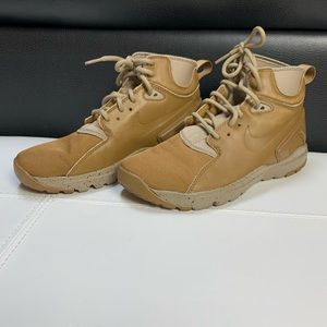 Kids size 5y Nike shoe